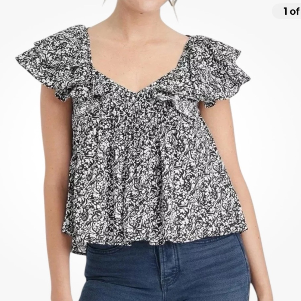 Universal Thread Black/White Floral Ruffle Sleeve Blouse